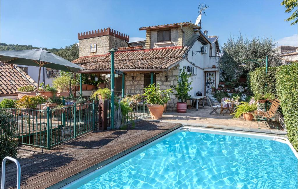 una piscina di fronte a una casa di Beautiful Home In Alvignano With Kitchen ad Alvignano
