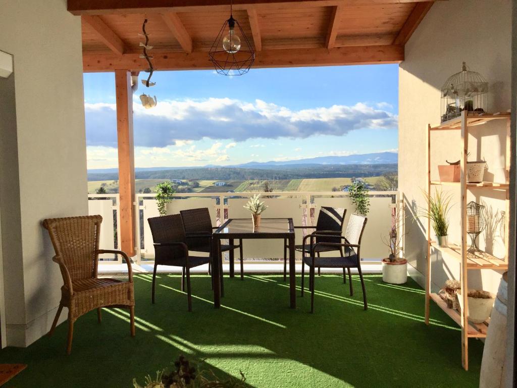 Balkón nebo terasa v ubytování Apartment Panoramablick mit Infrarotkabine auf der großen Terrasse und traumhaften Ausblick