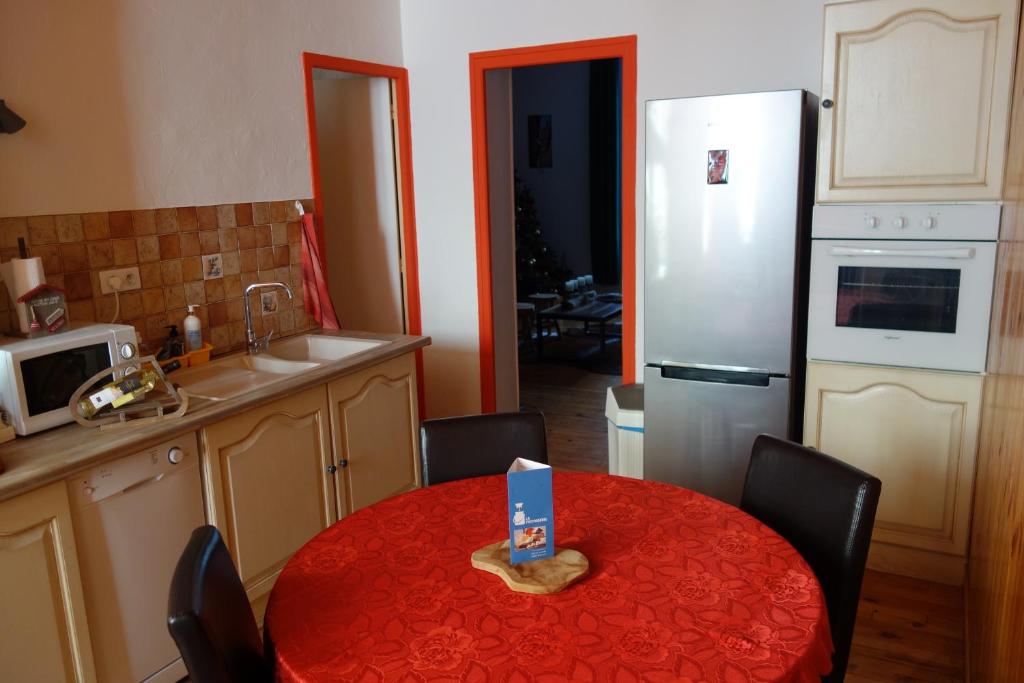 A kitchen or kitchenette at Appartement cosy montagne, centre ville de Brian&ccedil;on
