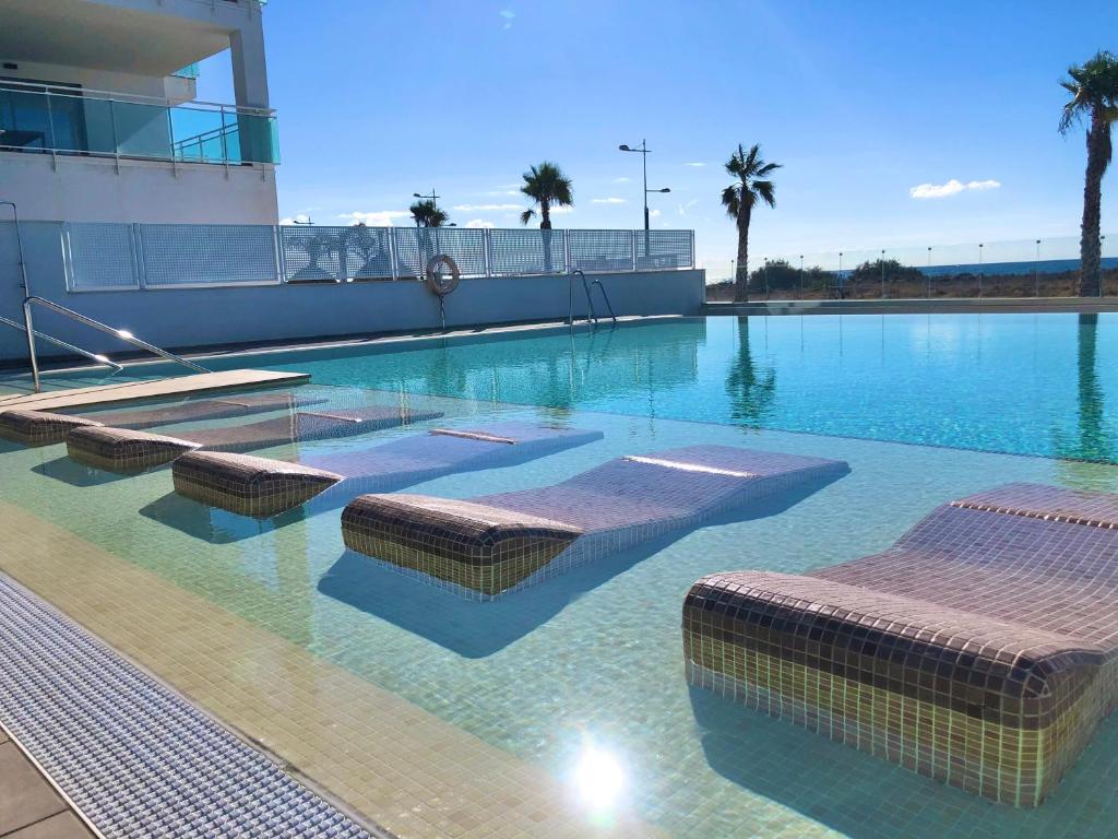 Bazén v ubytování Brand new 2 bedroom apartment in Duna Beach, Torrox Costa nebo v jeho okolí