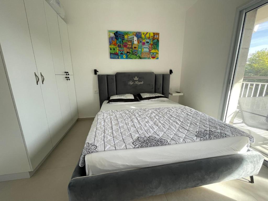 Ein Bett oder Betten in einem Zimmer der Unterkunft Top Royal Eilat רויאל פארק