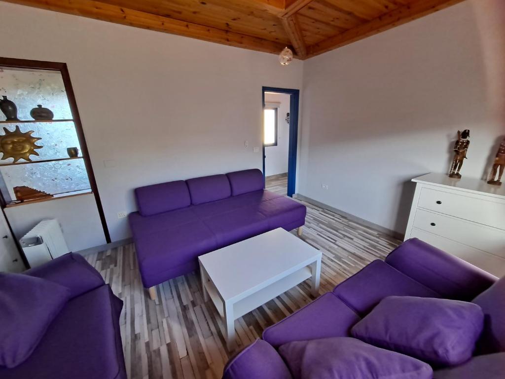 Posezení v ubytování Tenerife apartment 100m2 CASA DE DON QUIJOTE with a terrace of 100m2 with a view of the ocean and Teide volcano and a garden of 600m2
