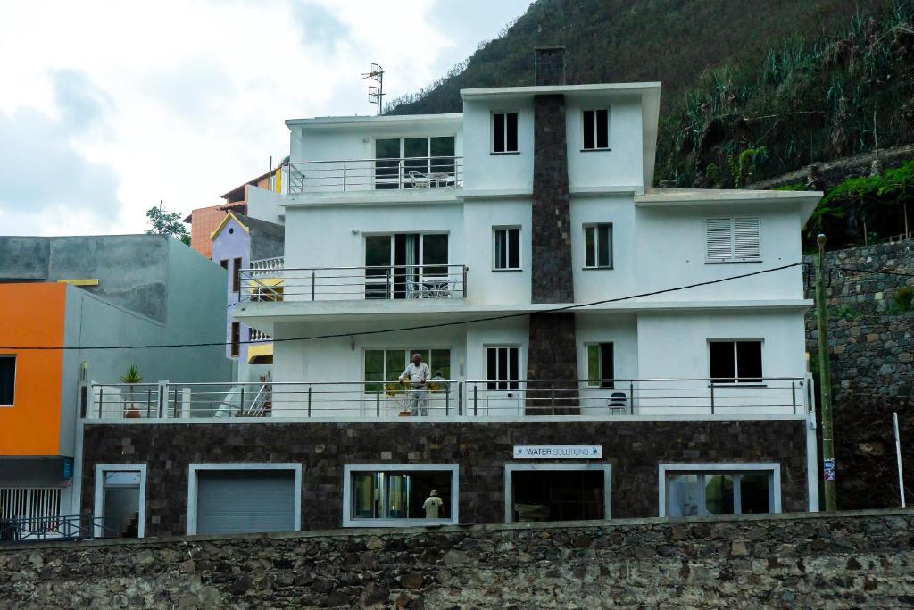 Paul的住宿－Casa Sams，山顶上的白色房子