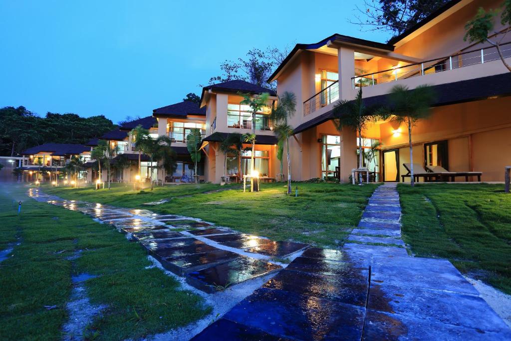 a walkway in front of a building at night at Bundhaya Villas in Ko Lipe