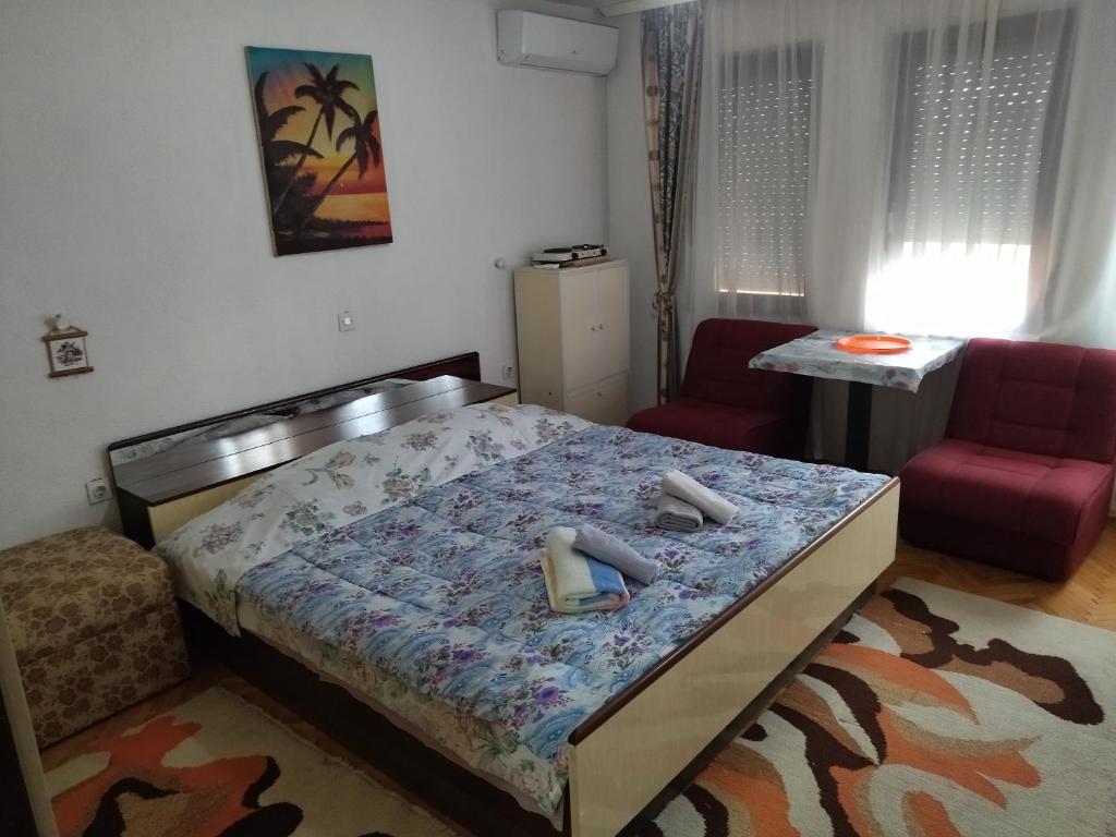 1 dormitorio con 1 cama y 1 silla roja en Vila Dudan, en Ohrid
