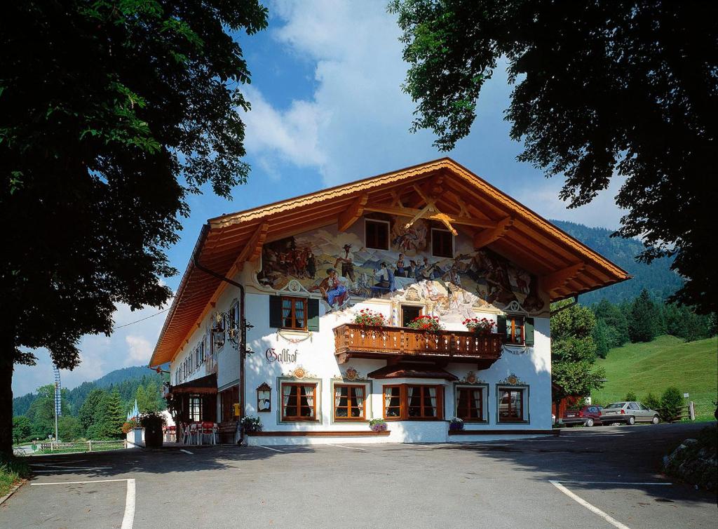 un gran edificio blanco con techo de madera en Zum Schweizerbartl, en Garmisch-Partenkirchen