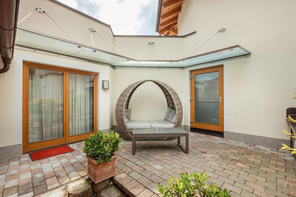Patio alebo iná vonkajšia časť ubytovania Kräuterhotel Hochzillertal