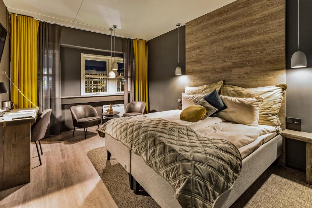 阿爾塔的住宿－Canyon Hotell，酒店客房设有一张大床和一张书桌。