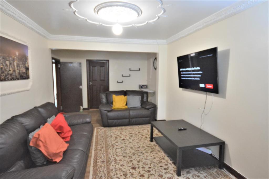 4 bedroom Home by Elm park station with Parking, Hornchurch (updated