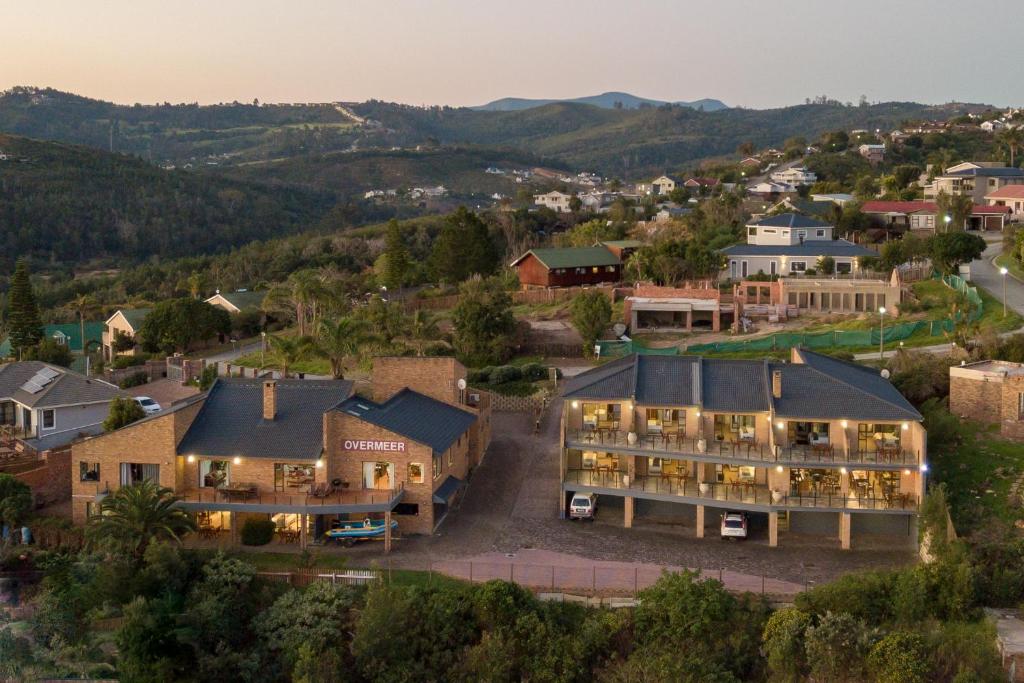 eine Luftansicht eines Hotels in einer Stadt in der Unterkunft Overmeer Guest House in Knysna