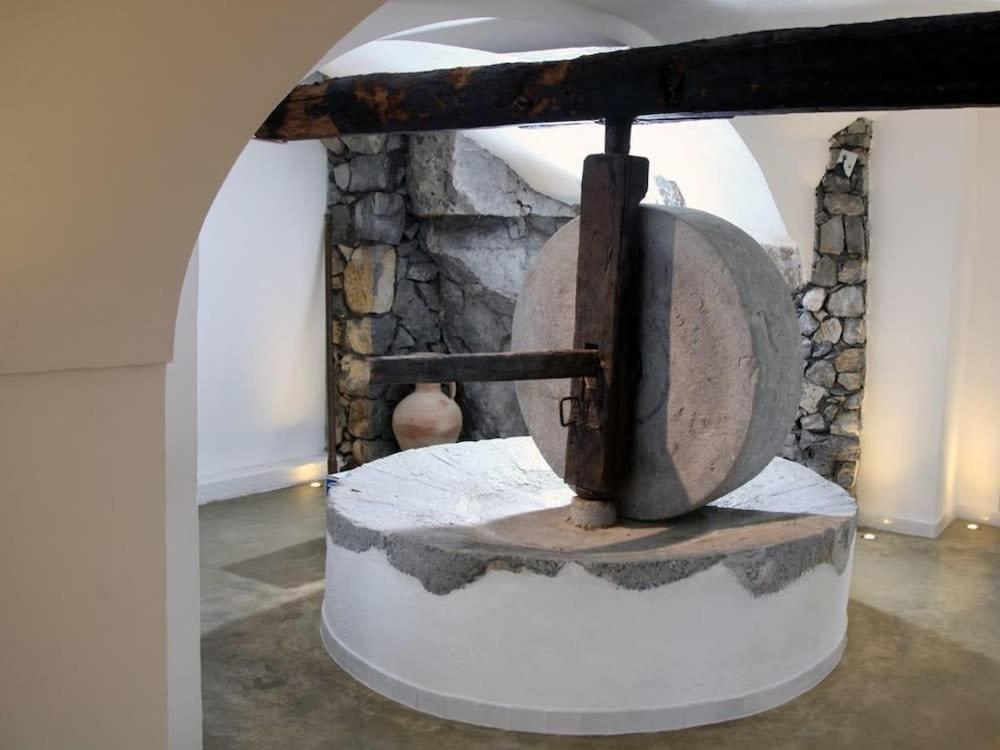 ein großes Metallobjekt in einem Raum mit einer Steinmauer in der Unterkunft Tenuta La Picola in Furore