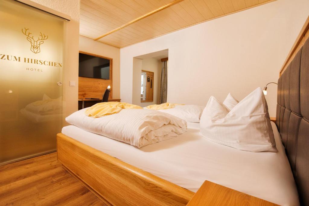 Postel nebo postele na pokoji v ubytování Hotel zum Hirschen