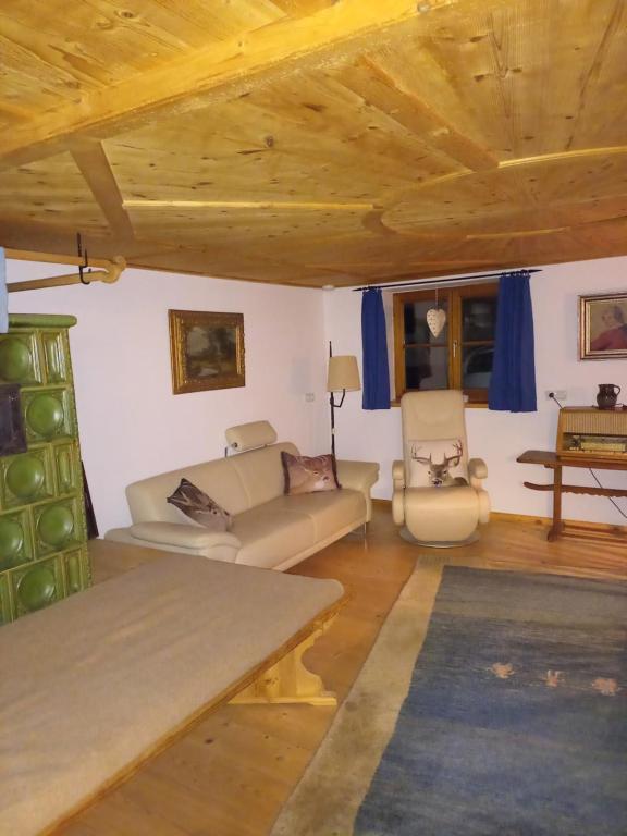 uma sala de estar com um sofá e uma mesa em Huis am Berg em Immenstadt im Allgäu