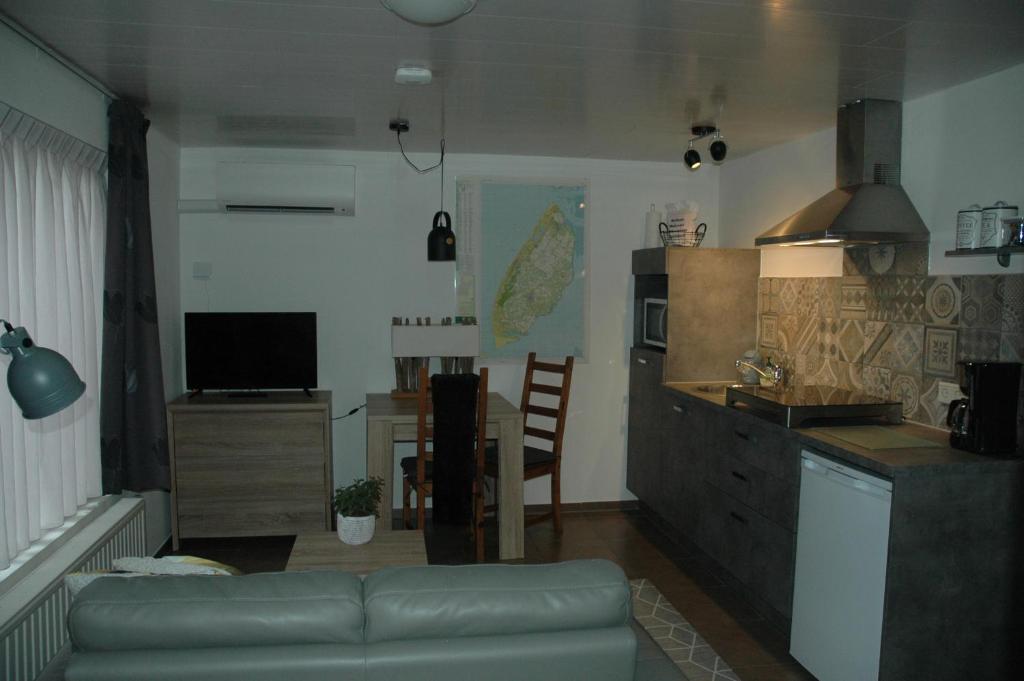デ・コーフにあるAangenaam Texel 2のリビングルーム(ソファ付)、キッチン