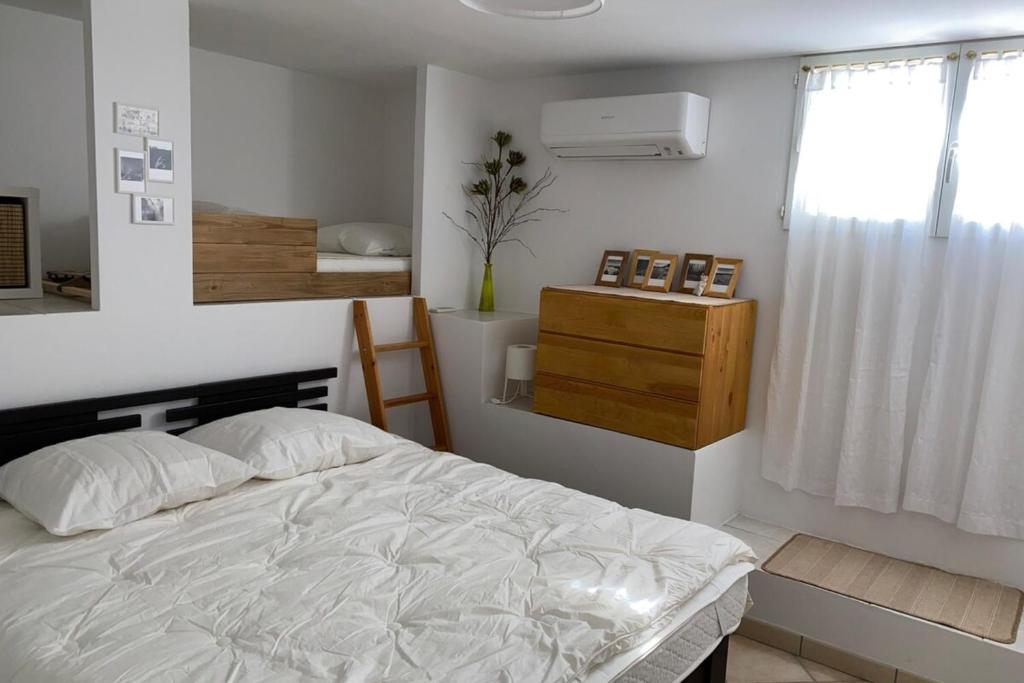 Cama ou camas em um quarto em &#x2606; L&#39;&eacute;vasion En Provence &#x2606; Clim-Wifi-Netflix &#x2606;