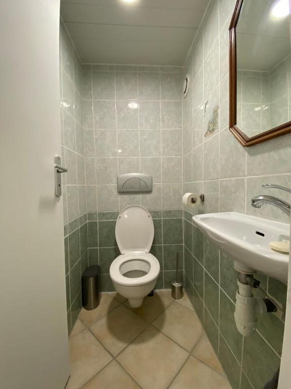 Um banheiro em &#x2606; L&#39;&eacute;vasion En Provence &#x2606; Clim-Wifi-Netflix &#x2606;