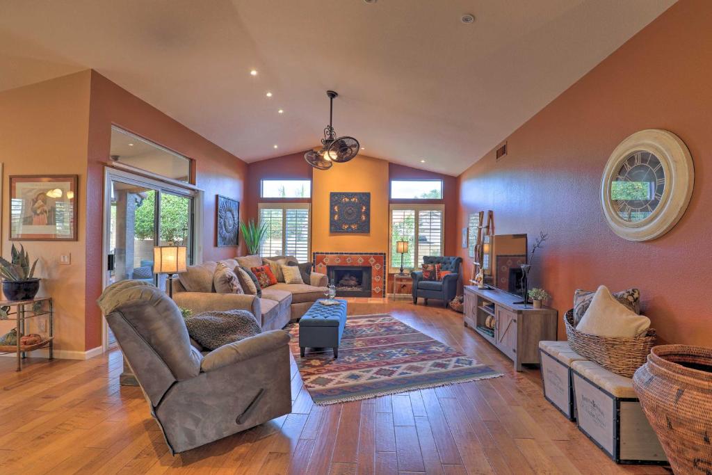 uma sala de estar com sofás e uma lareira em AZ Home with Resort-Style Amenities and Mtn View! em Catalina