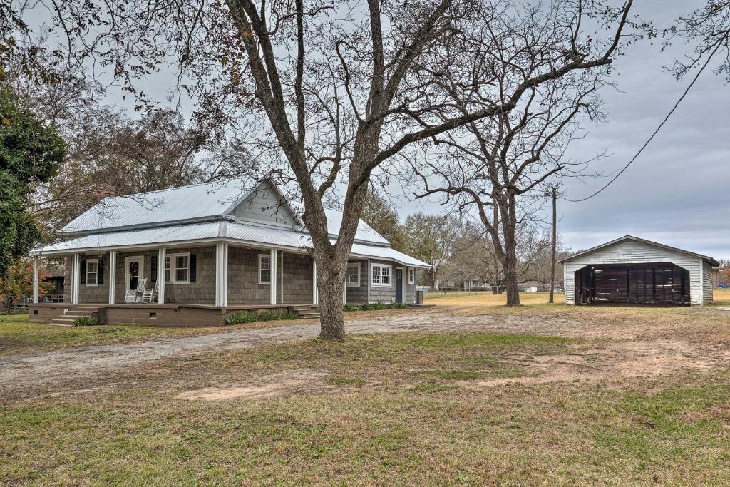安德森的住宿－Traditional Southern House with Front Porch!，院子里有树的老房子
