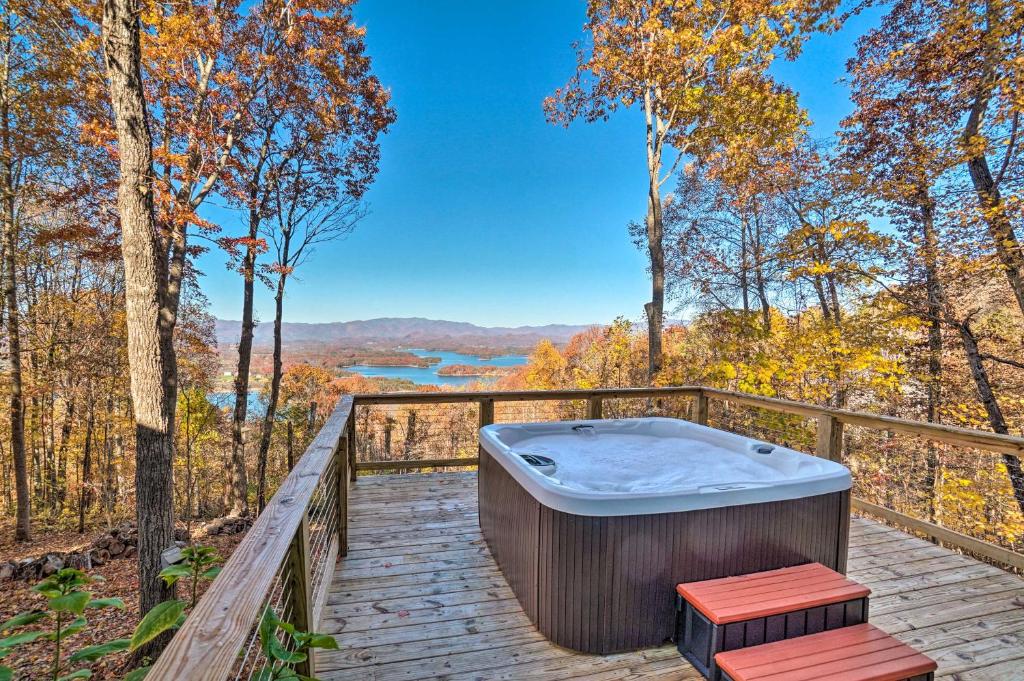 Luxury Living by Lake Chatuge with 10and10 Views!, Hiawassee (updated prices 2024)