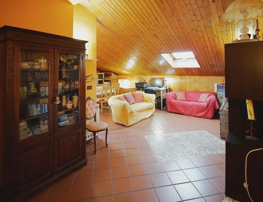 salon z dwiema kanapami i stołem w obiekcie Etna Rooftop Apartment w mieście Pedara