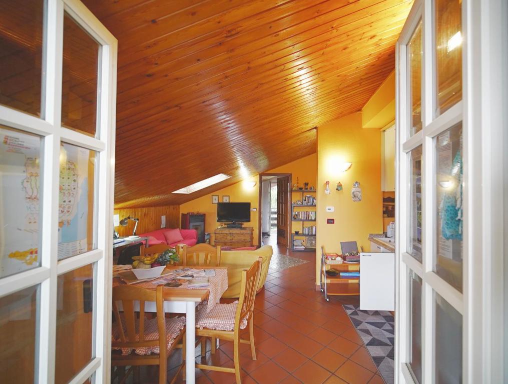 jadalnia i kuchnia ze stołem i krzesłami w obiekcie Etna Rooftop Apartment w mieście Pedara