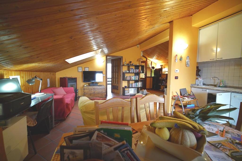 kuchnia i salon ze stołem z bananami w obiekcie Etna Rooftop Apartment w mieście Pedara
