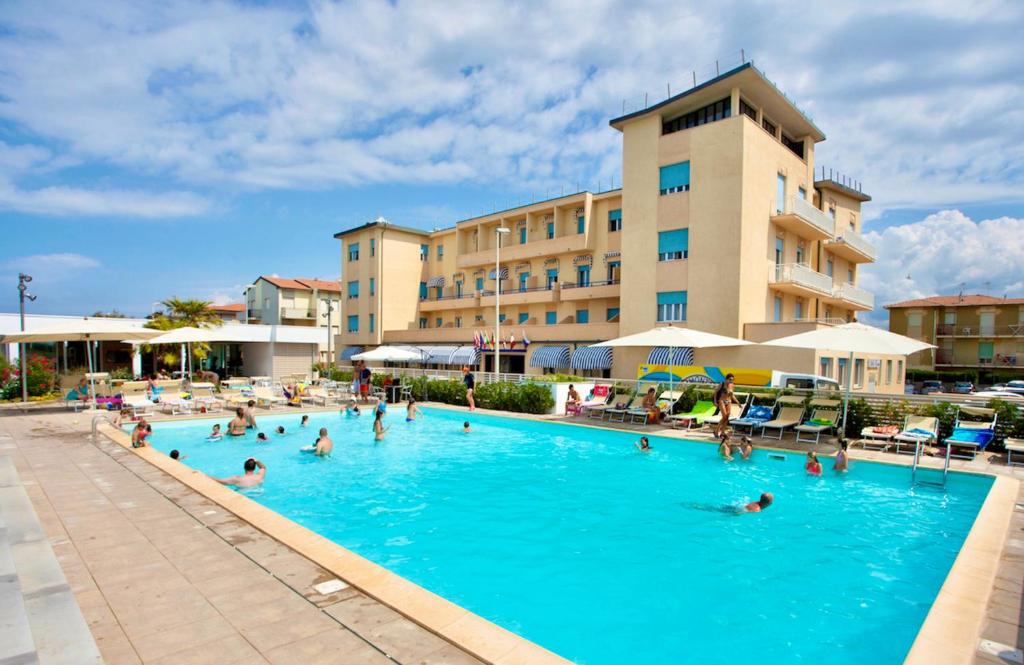 grupa osób w basenie w hotelu w obiekcie Hotel Stella Marina w mieście Marina di Cecina