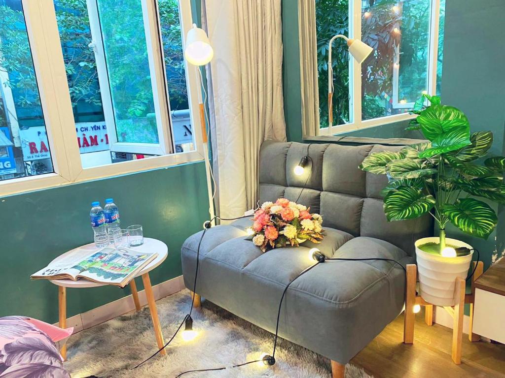 ein Wohnzimmer mit einem Sofa und einem Tisch in der Unterkunft May - STREET VIEW 02-4 sđt 09756-59323 in Hanoi