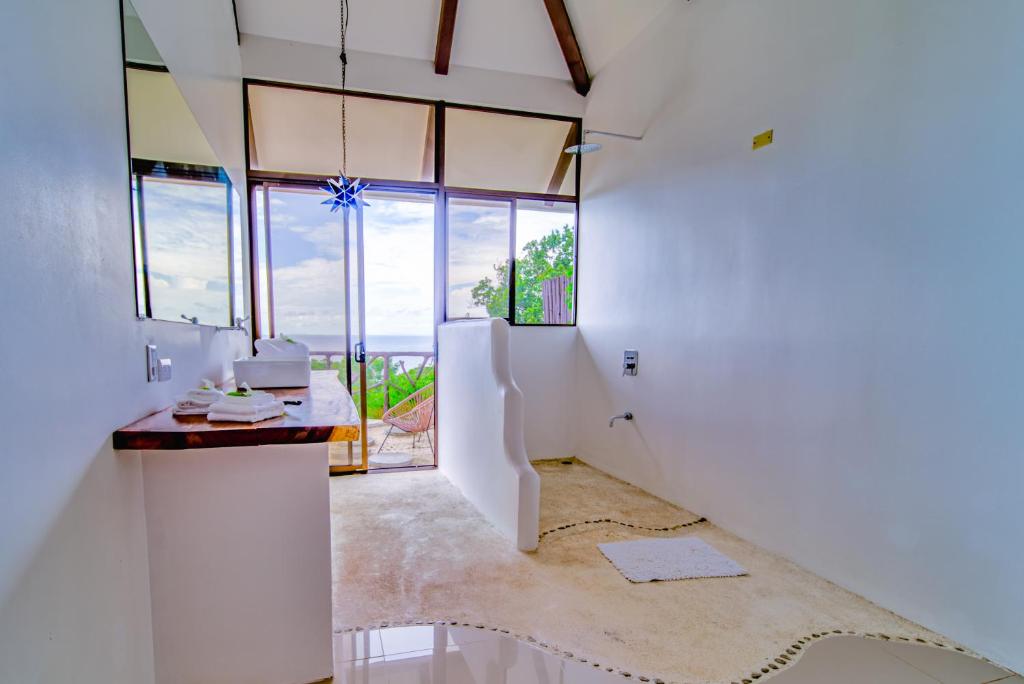 Postel nebo postele na pokoji v ubytování Akua Suites Ocean View