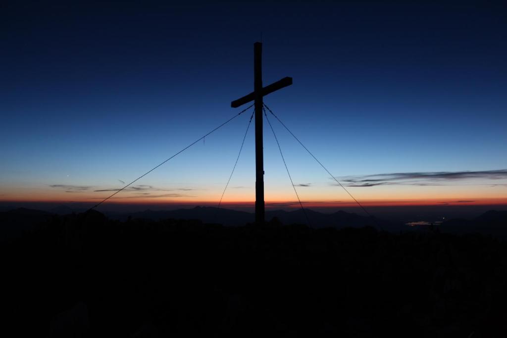 Východ nebo západ slunce při pohledu z penzionu nebo okolí