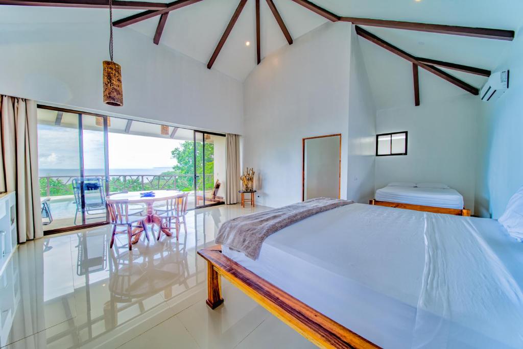 Postel nebo postele na pokoji v ubytování Akua Suites Ocean View