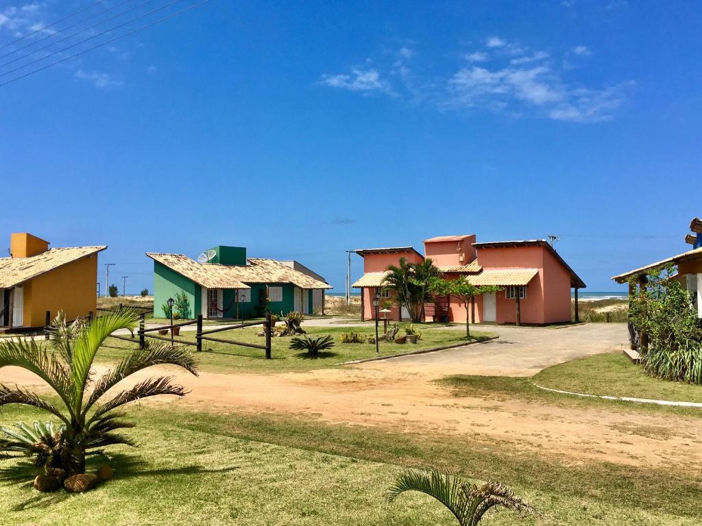 un groupe de maisons sur un chemin de terre dans l'établissement Pousada dos Sambaquis, à Jaguaruna
