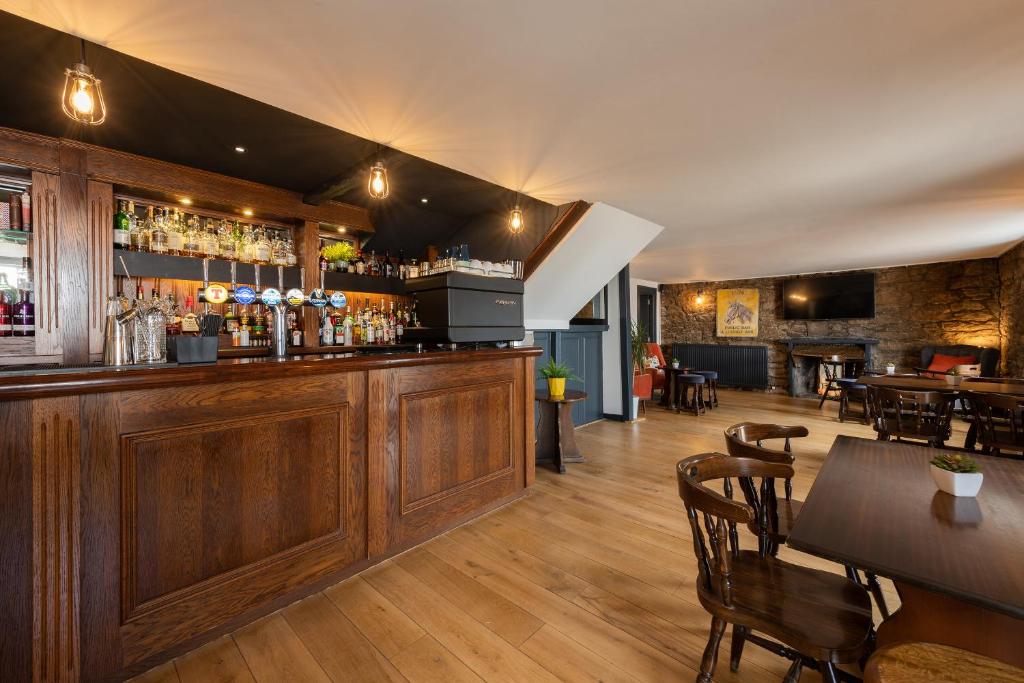 um bar num restaurante com mesa e cadeiras em The Smiddy Haugh em Auchterarder