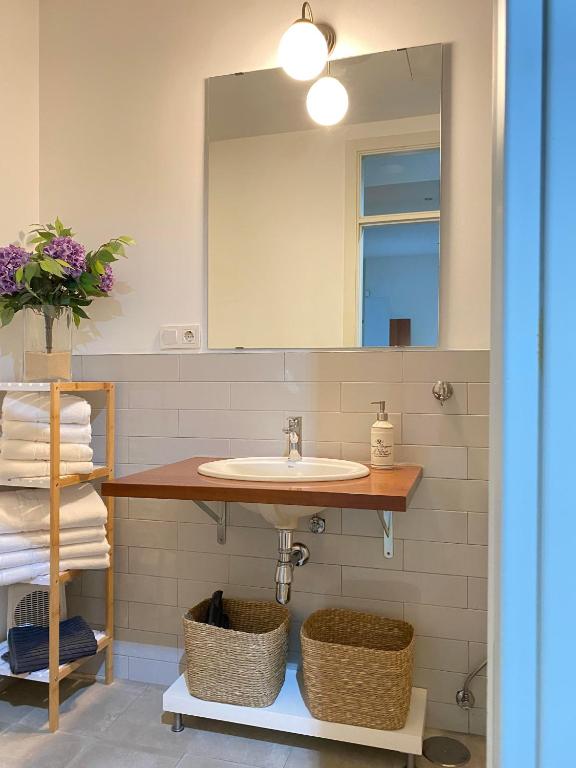 A bathroom at Hispalis Santa Catalina