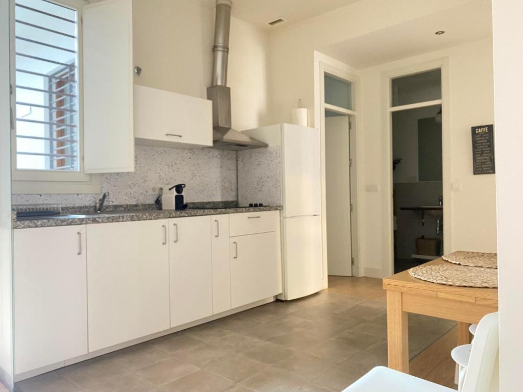 A kitchen or kitchenette at Hispalis Santa Catalina