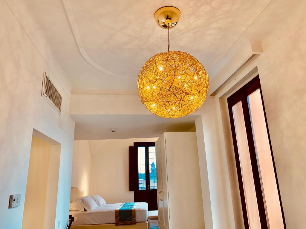 - un lustre suspendu au plafond dans la chambre dans l'établissement Grand Hotel San Lorenzo, à Mantoue
