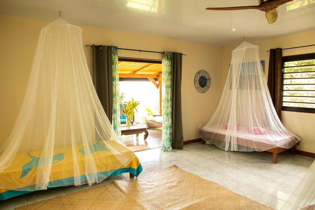 Postel nebo postele na pokoji v ubytování Raiatea sur Mer