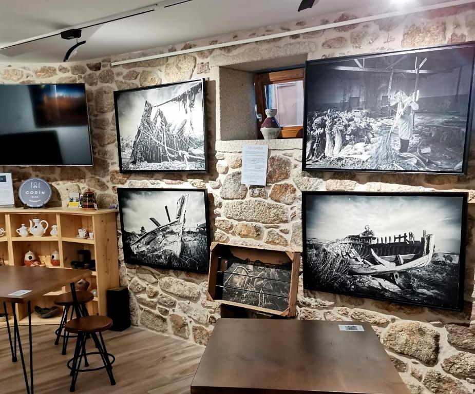 una habitación con fotos en la pared en LIRESCA, en Lires