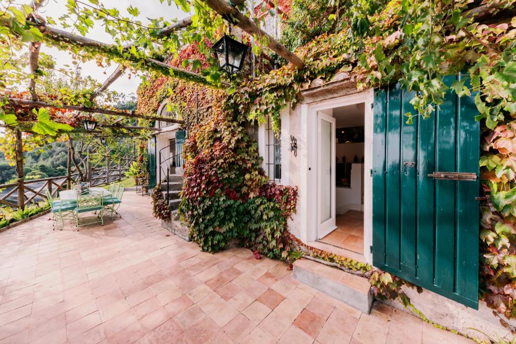 Сад в L'Olearia Luxury Country Villa in Amalfi Coast