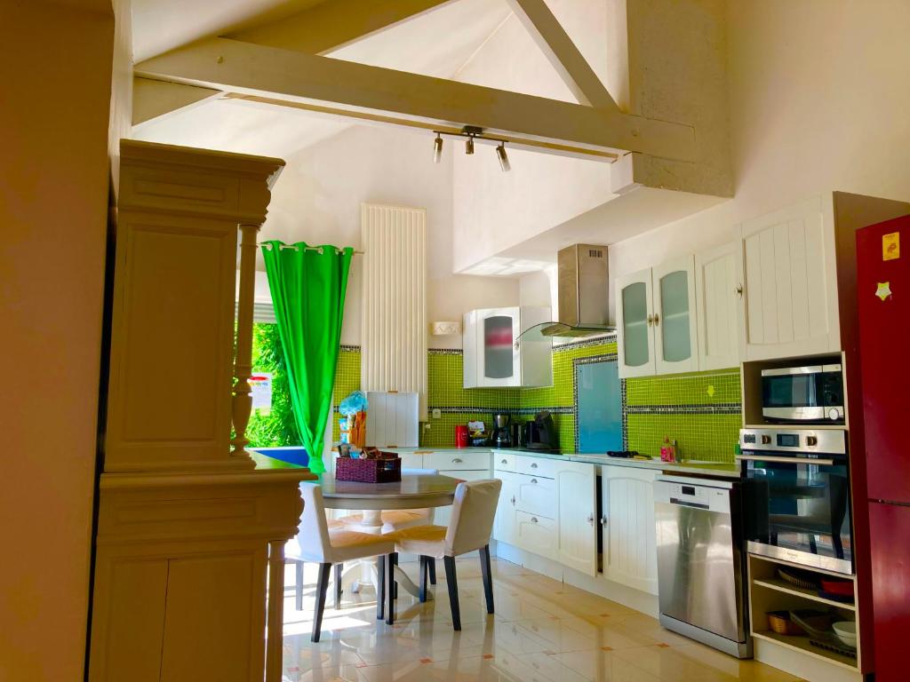 Η κουζίνα ή μικρή κουζίνα στο Lilly bulles en Champagne piscine et jardin privée