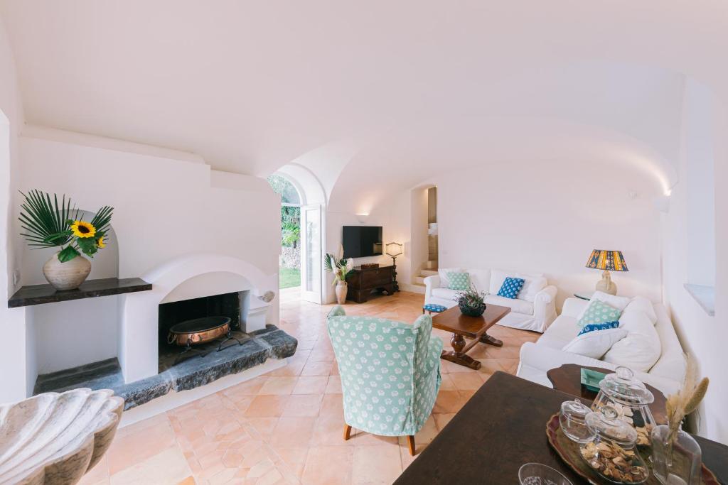 Телевизор и/или развлекательный центр в L'Olearia Luxury Country Villa in Amalfi Coast