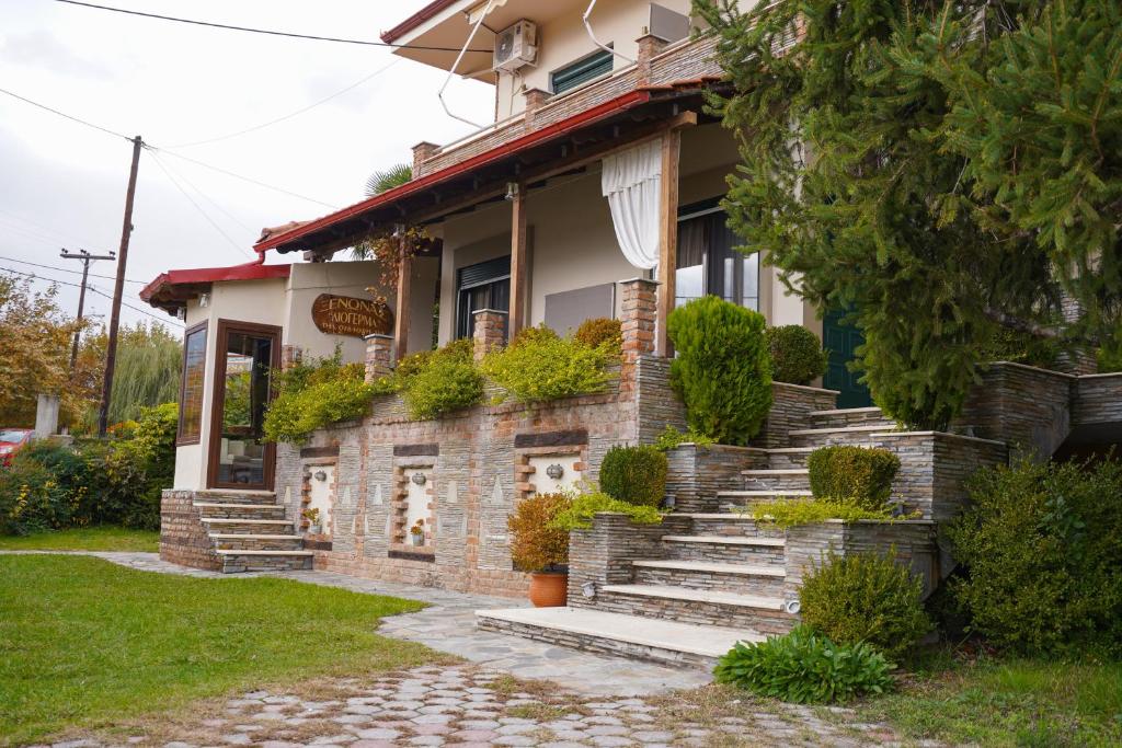ein Backsteinhaus mit Treppe davor in der Unterkunft Guesthouse Liogerma in Kato Loutraki