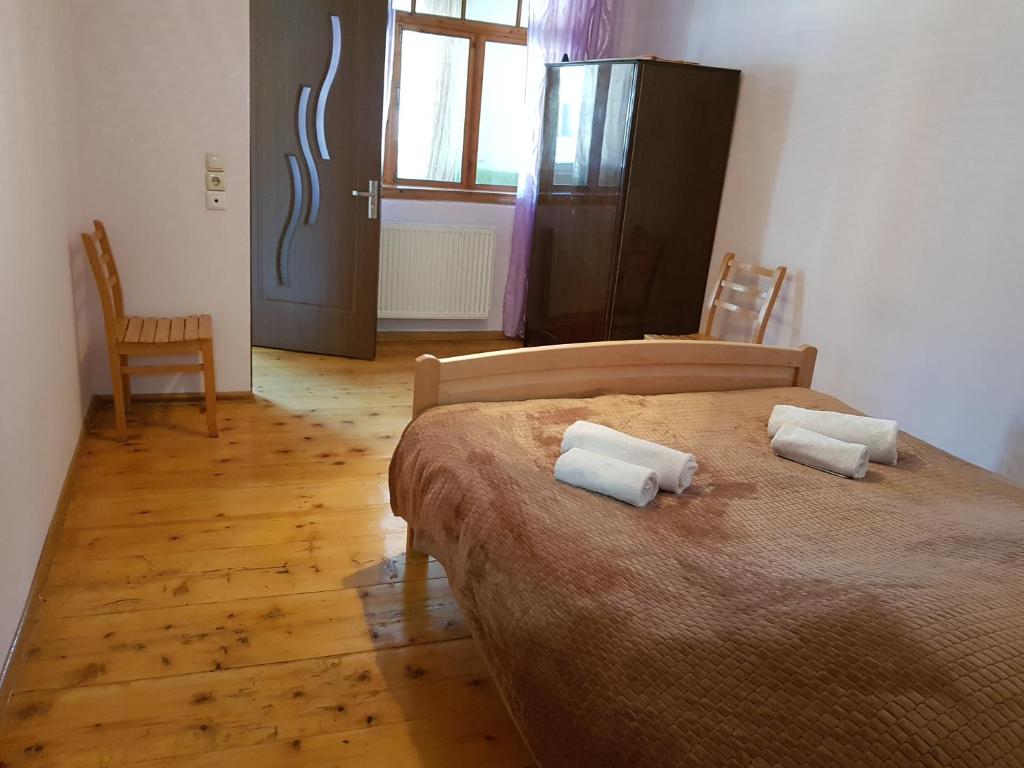 Postel nebo postele na pokoji v ubytování Babale's guesthouse in Mestia