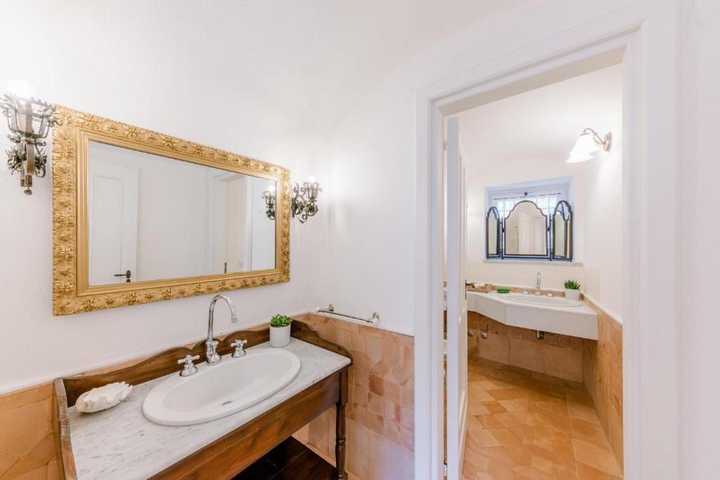Ванная комната в L'Olearia Luxury Country Villa in Amalfi Coast