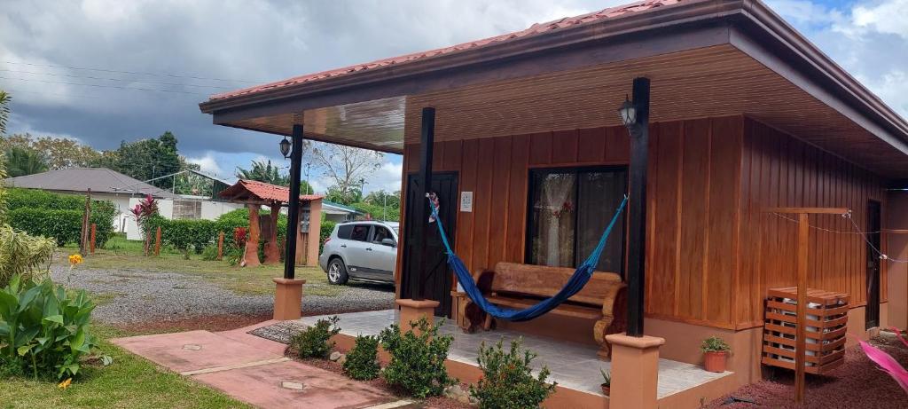 een klein huis met een hangmat ervoor bij Rústicas Dani & Fam in Tanque