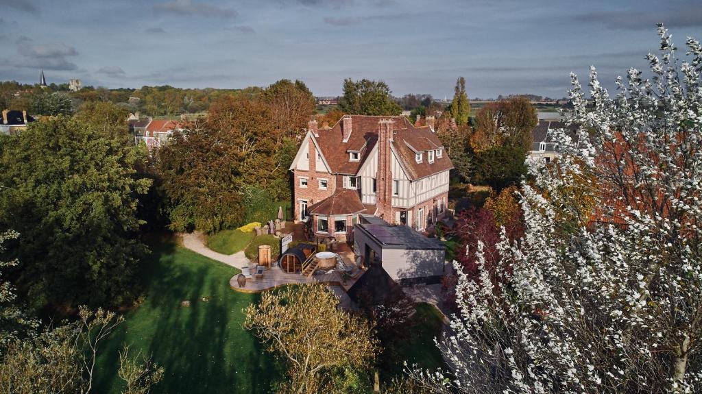 eine Luftansicht eines großen Hauses mit Hof in der Unterkunft Au Petit Manoir in Socx