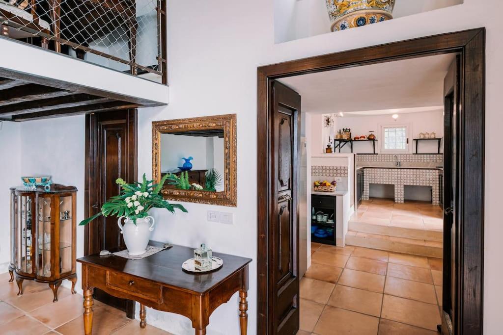Кухня или мини-кухня в L'Olearia Luxury Country Villa in Amalfi Coast
