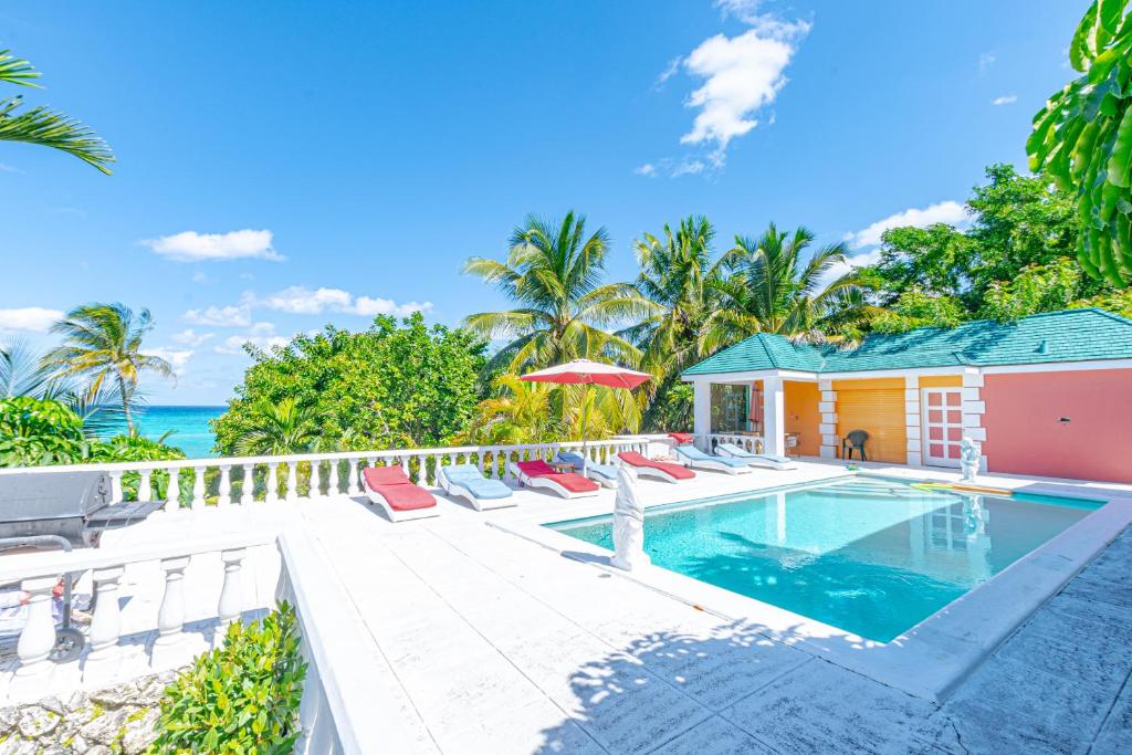 eine Villa mit einem Pool und einem Resort in der Unterkunft Sunshine Studio at Viking Hill - Love Beach in Nassau
