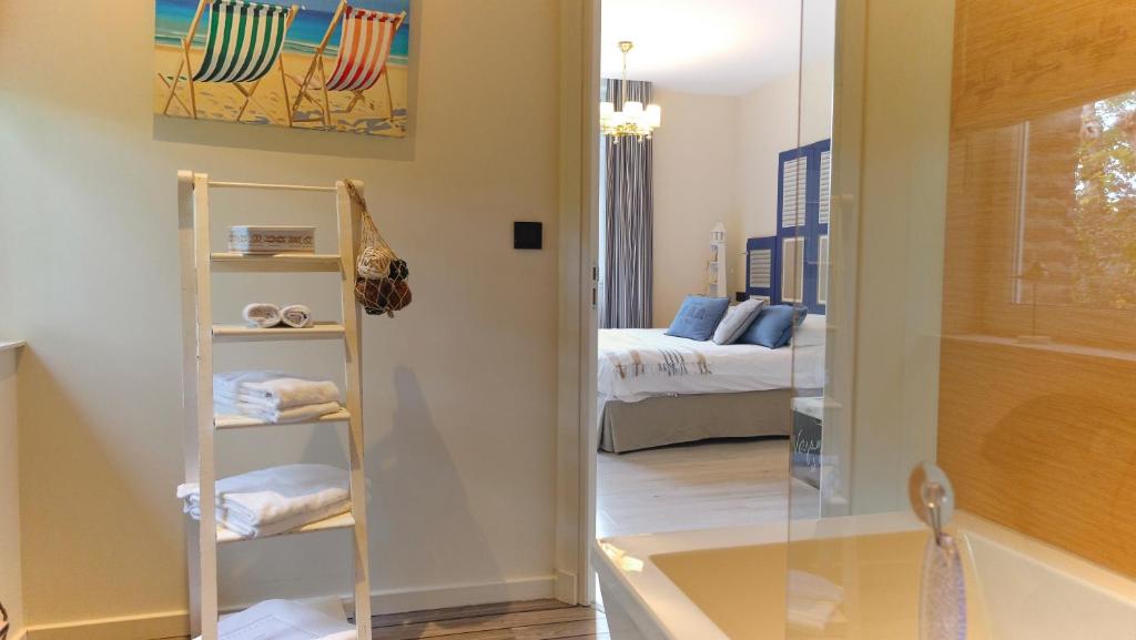 Au Petit Manoir - Triple/Double Room