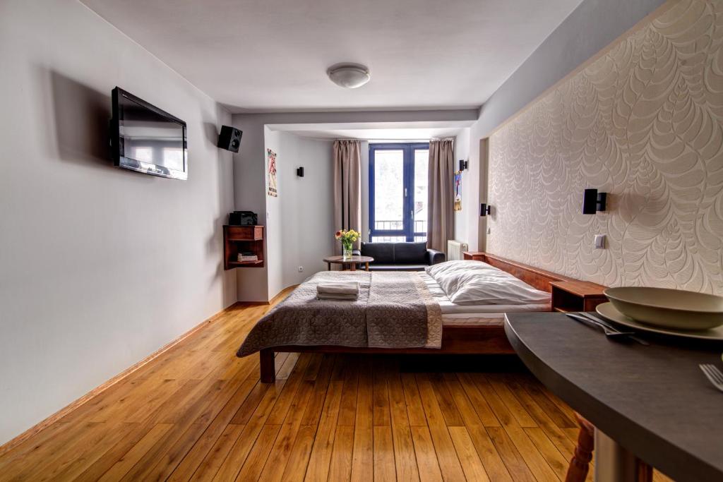 Posteľ alebo postele v izbe v ubytovaní Krynica Apartamenty Studio Centrum 62 Parking